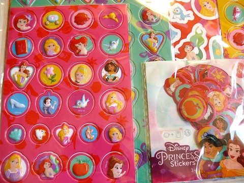 Naklejki metaliczne wypukłe Disney Księżniczki Syrenka Aladyn Bella 500 SZT Naklejki metaliczne wypukłe Disney Księżniczki Syrenka Aladyn Bella 500 SZT