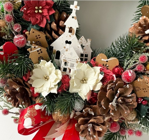 Drewniane płaskie domki do świątecznych dekoracji, 17 szt., białe, złocone