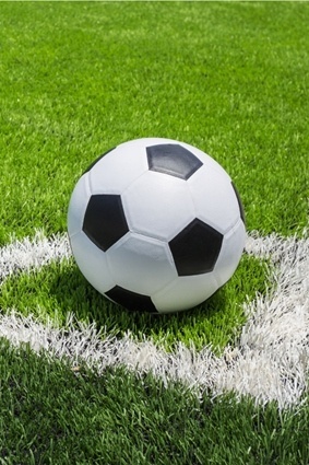 Koc kocyk polarowy narzuta piłka boisko pled 100x150 cm